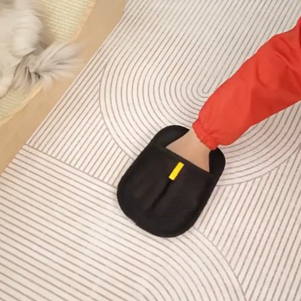 Black deshedding glove